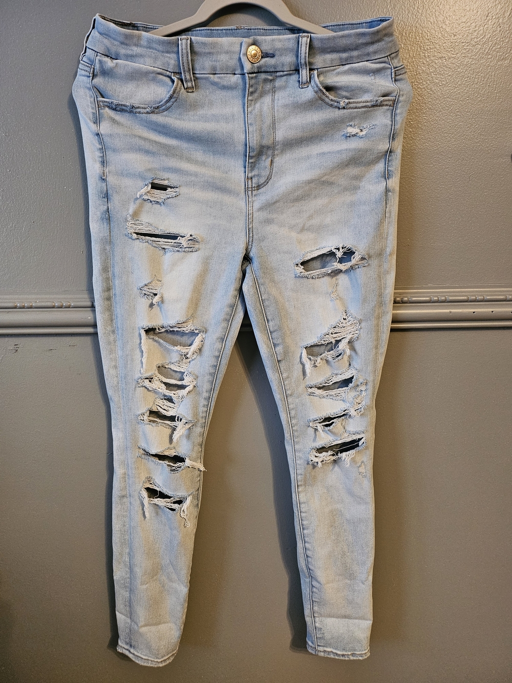 American Eagle Distressed Light Wash Jeans | High Rise | Size 12 | Never worn